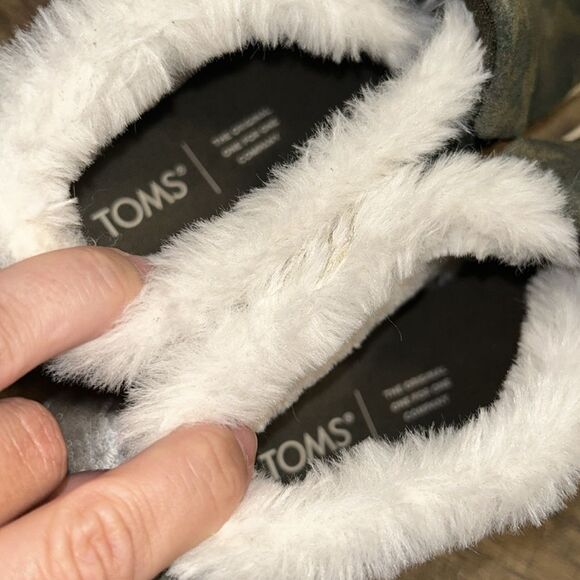 Toms Green Camo Slip-On Shoes with White Fur Lining - Picture 8 of 13